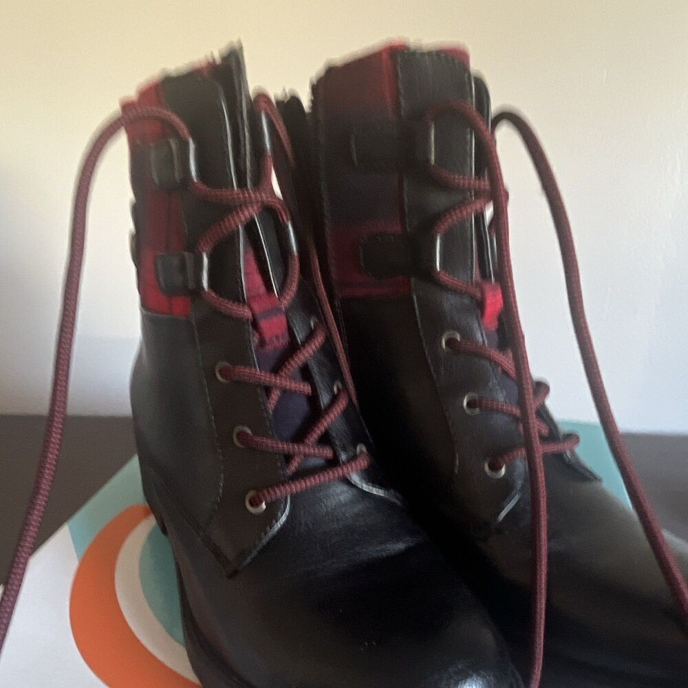 Baretraps Women's Combat Boots Leather Lace Up Plaid Cuff 7.5 M brand new